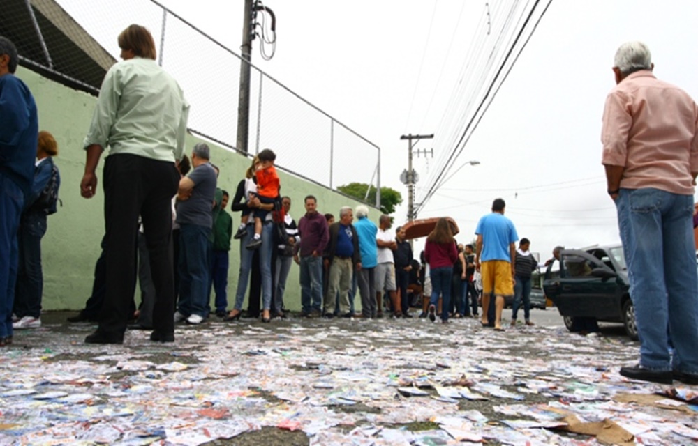 Ir para  <p>De acordo com a Brigada Militar, tr&ecirc;s homens foram flagrados na manh&atilde; deste domingo (2), fazendo "Boca de Urna" em Erechim. &nbsp;A pr&aacute;tica, que consiste em&nbsp;distribuir...
